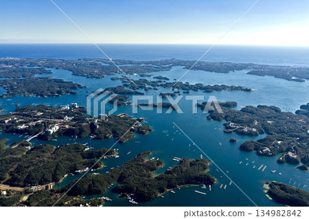 從空中俯瞰伸入太平洋的阿戈灣群島全景 從空中俯瞰伸入太平洋的阿戈灣群島全景 134982842