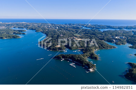 從空中拍攝的阿戈灣和島間峽灣海岸線,俯瞰太平洋 從空中拍攝的阿戈灣和島間峽灣海岸線,俯瞰太平洋 134982851