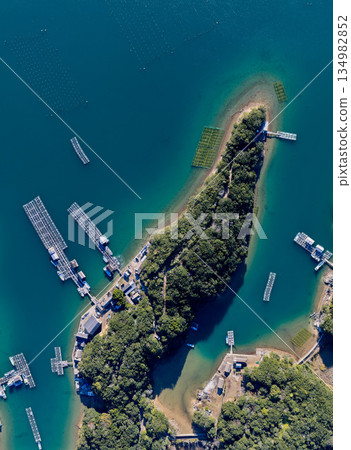 從空中俯瞰阿戈灣狹長的島嶼和珍珠養殖筏,無人機拍攝的畫面清晰可見。 從空中俯瞰阿戈灣狹長的島嶼和珍珠養殖筏,無人機拍攝的畫面清晰可見。 134982852