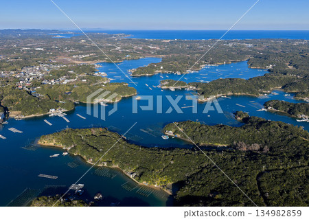 從空中俯瞰阿戈灣及其群島,海灣通往太平洋。 從空中俯瞰阿戈灣及其群島,海灣通往太平洋。 134982859