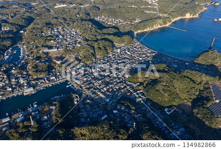 A port town sandwiched between the open sea and a cove 134982866