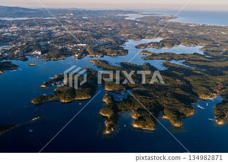 眺望阿戈灣綿延的島嶼和寧靜的內陸海 134982871