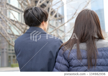 辦公區裡，男女正在交談。 134982936