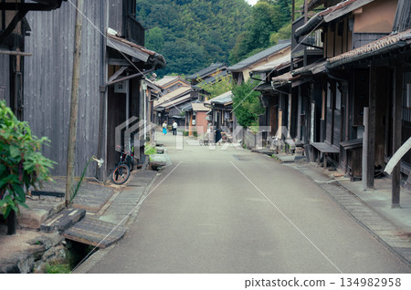 Tasteful cityscape 134982958