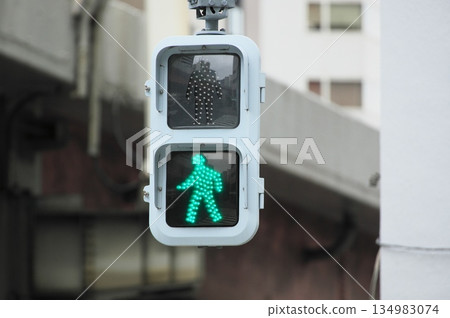 從停滯到進步:街角一盞明亮的綠燈,象徵著對新挑戰和改變的渴望。 從停滯到進步:街角一盞明亮的綠燈,象徵著對新挑戰和改變的渴望。 134983074