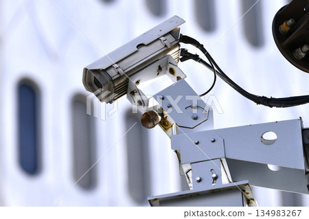 日本橫濱城市景觀:街角的監視器。圖為櫻木町站前「花崎町二丁目」路口的道路監視器。 日本橫濱城市景觀:街角的監視器。圖為櫻木町站前「花崎町二丁目」路口的道路監視器。 134983267