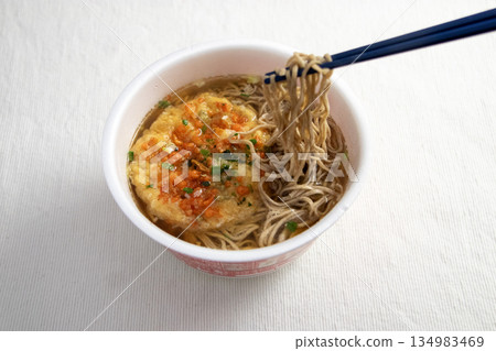 Cup noodles topped with tempura 134983469