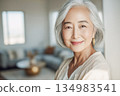 人工智慧生成的圖像：一位日本老年女性在客廳裡看著鏡頭的肖像 134983541