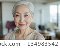 人工智慧生成的圖像：一位日本老年女性在客廳裡看著鏡頭的肖像 134983542
