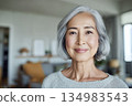 人工智慧生成的圖像：一位日本老年女性在客廳裡看著鏡頭的肖像 134983543