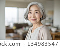 人工智慧生成的圖像：一位日本老年女性在客廳裡看著鏡頭的肖像 134983547
