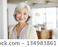 人工智慧生成的圖像：一位日本老年女性在客廳裡看著鏡頭的肖像 134983861