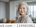 人工智慧生成的圖像：一位日本老年女性在客廳裡看著鏡頭的肖像 134983862
