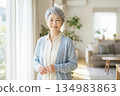 人工智慧生成的圖像：一位日本老年女性在客廳裡看著鏡頭的肖像 134983863