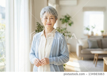 人工智慧生成的圖像:一位日本老年女性在客廳裡看著鏡頭的肖像 人工智慧生成的圖像:一位日本老年女性在客廳裡看著鏡頭的肖像 134983863