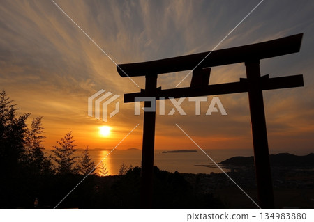 福岡縣福津市有治山觀景台上的鳥居和日落 福岡縣福津市有治山觀景台上的鳥居和日落 134983880
