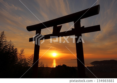 福岡縣福津市有治山觀景台上的鳥居和日落 福岡縣福津市有治山觀景台上的鳥居和日落 134983881