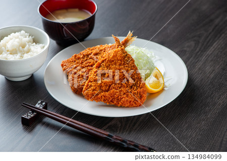 盤子上炸竹莢魚 134984099