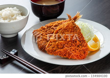 盤子上炸竹莢魚 盤子上炸竹莢魚 134984100
