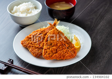 盤子上炸竹莢魚 盤子上炸竹莢魚 134984102