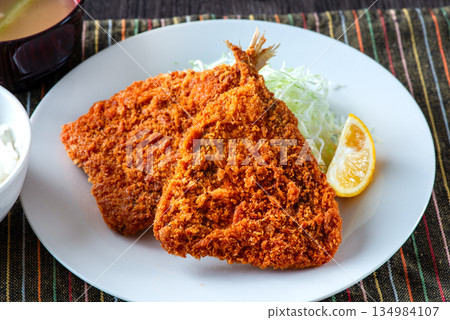 盤子上炸竹莢魚 134984107
