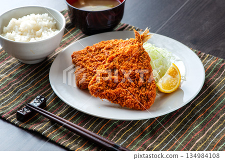 盤子上炸竹莢魚 盤子上炸竹莢魚 134984108