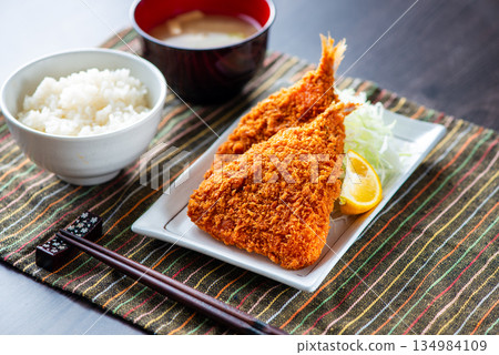 盤子上炸竹莢魚 盤子上炸竹莢魚 134984109