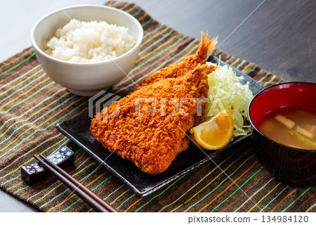 盤子上炸竹莢魚 盤子上炸竹莢魚 134984120