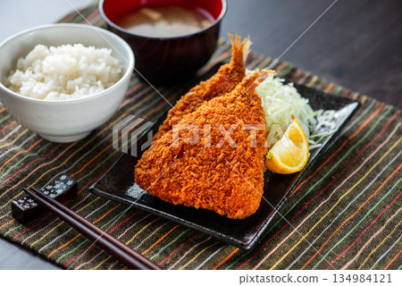 盤子上炸竹莢魚 盤子上炸竹莢魚 134984121