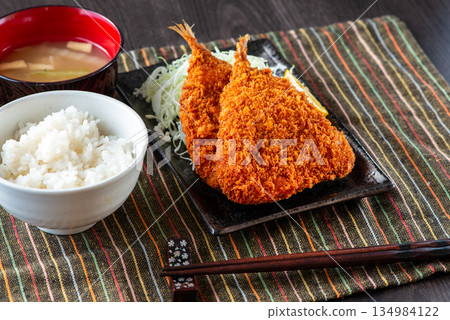 盤子上炸竹莢魚 盤子上炸竹莢魚 134984122