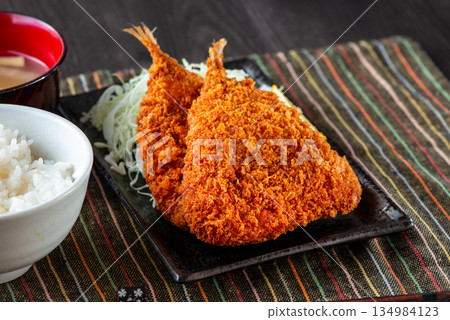 盤子上炸竹莢魚 盤子上炸竹莢魚 134984123