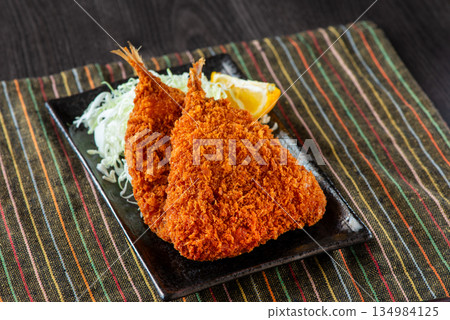 盤子上炸竹莢魚 盤子上炸竹莢魚 134984125
