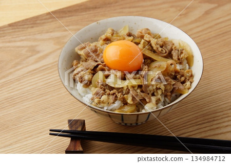 Beef bowl and egg 134984712