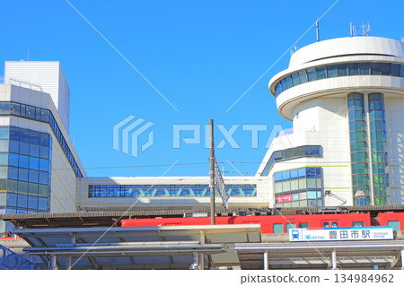 A train stops at Meitetsu Toyotashi Station in Toyota City, Aichi Prefecture A train stops at Meitetsu Toyotashi Station in Toyota City, Aichi Prefecture 134984962