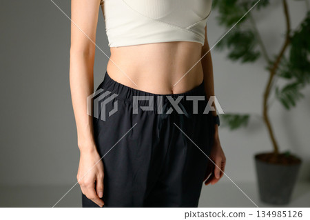 苗條的女士 134985126