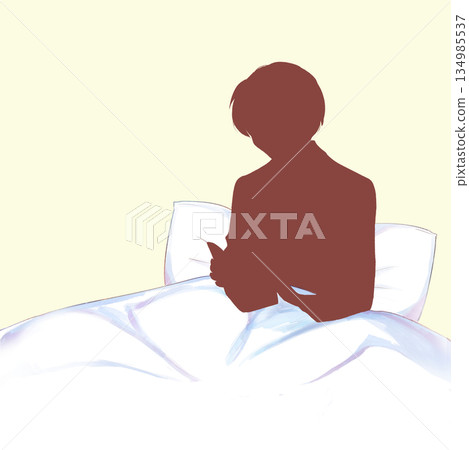男人在床上看書的剪影 134985537