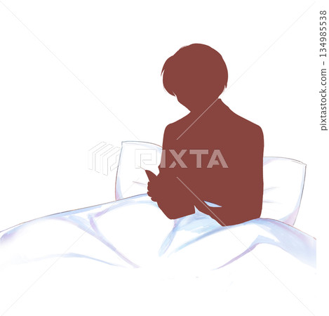 男人在床上看書的剪影 男人在床上看書的剪影 134985538