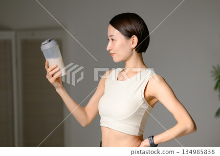  女人喝蛋白質 134985838