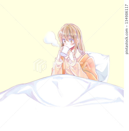 身穿睡衣的女子在床上喝熱飲 身穿睡衣的女子在床上喝熱飲 134986117