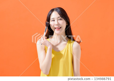 手持化妝刷的女人 手持化妝刷的女人 134986791