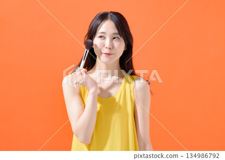手持化妝刷的女人 134986792