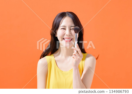 手持化妝刷的女人 手持化妝刷的女人 134986793