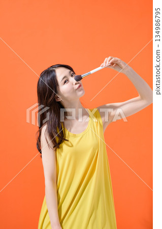 手持化妝刷的女人 手持化妝刷的女人 134986795