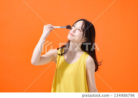 手持化妝刷的女人 134986796