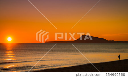 Sunrise over sea Sunrise over sea 134990568