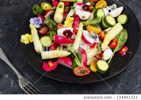Green Salad with Edible Flowers Green Salad with Edible Flowers 134991321