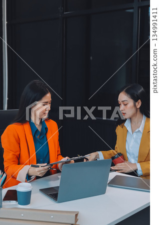 Businesswomen having discussion in office 134991411
