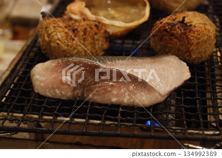 烤飯糰和海鮮燒烤拼盤 烤飯糰和海鮮燒烤拼盤 134992389
