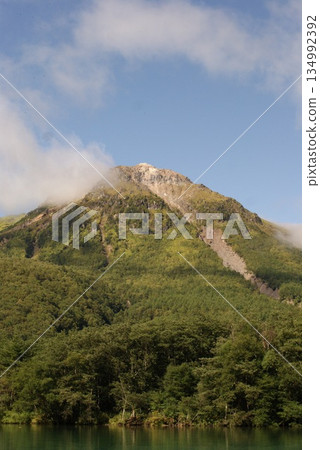 Magnificent view of the mountain peaks from the lakeside 134992392