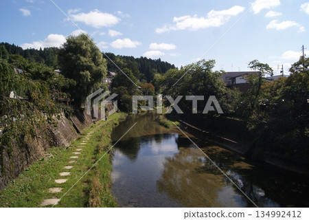 沿著古老的堀川河畔的步道,鋪著色彩繽紛的石板路,還有迷人的水岸風光。 沿著古老的堀川河畔的步道,鋪著色彩繽紛的石板路,還有迷人的水岸風光。 134992412